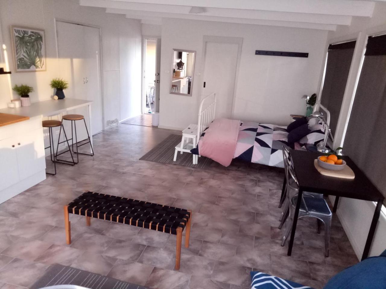 The Husky House Or Little Husky Studio Suite Huskisson Bagian luar foto